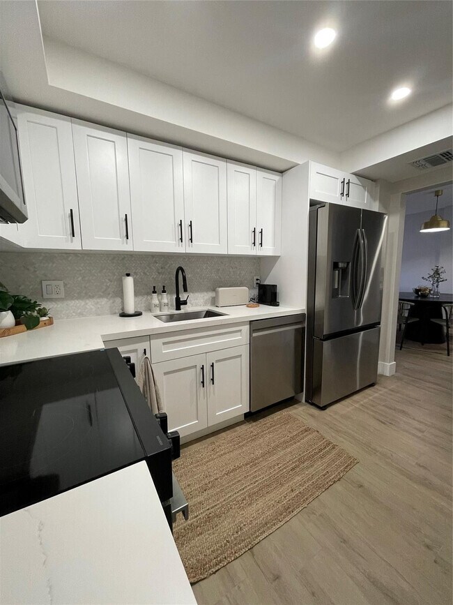 Building Photo - 400 Kings Point Dr