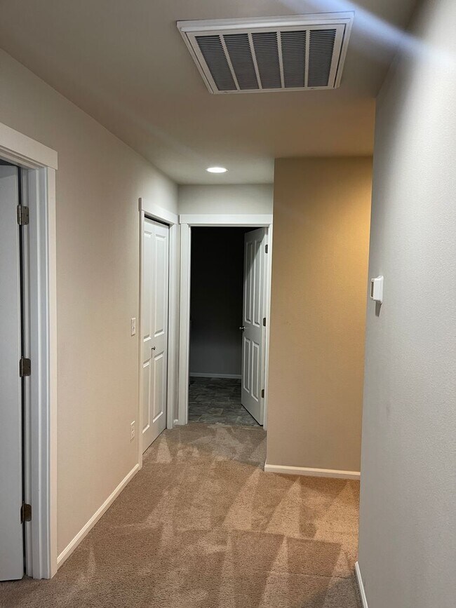 Building Photo - Gorgeous 4 Bed 3 Bath Home Built in 2019!