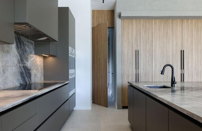 Building Photo - 493 Holiday Dr