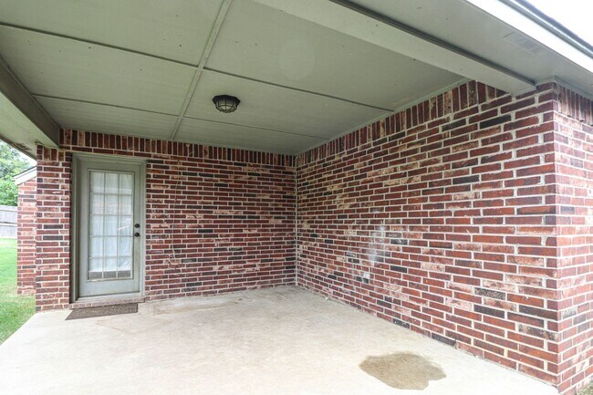 Building Photo - New vinyl plank in bedrooms, hall, new paint, new heat & air conditioning system 2025, large livi...