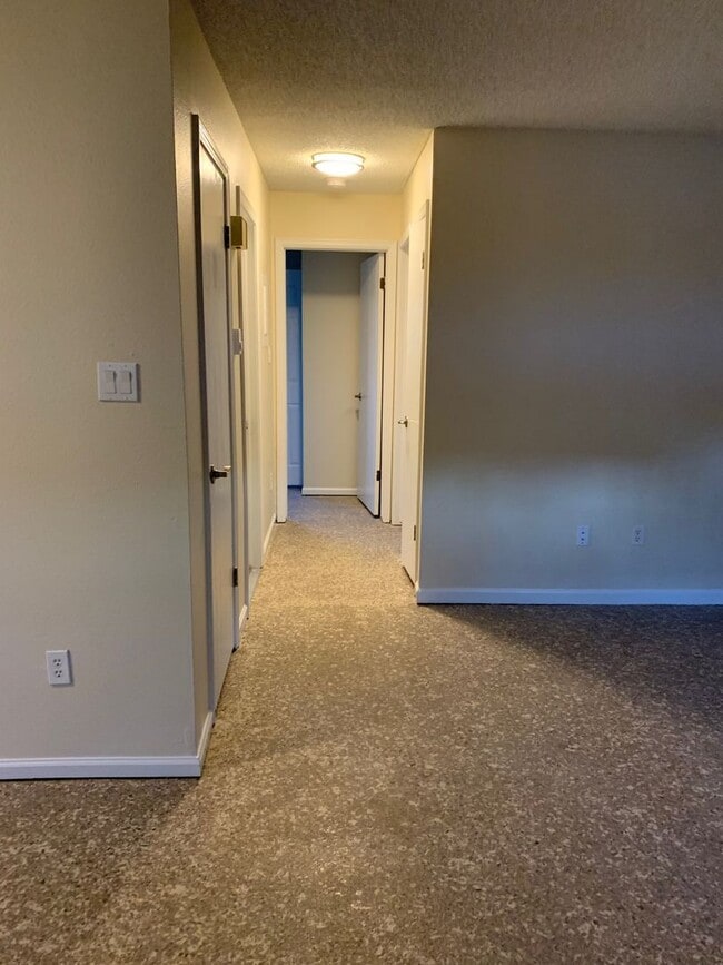 Building Photo - Beautiful 2 Bedroom 1 Bath Apartment Close...