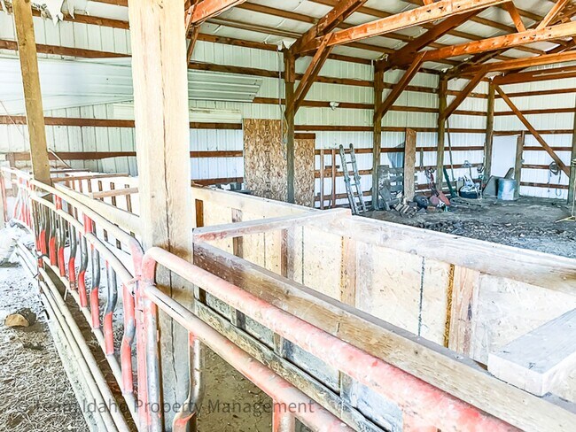 Building Photo - 2001 Manufactured Home on 160 Acre Farm ne...
