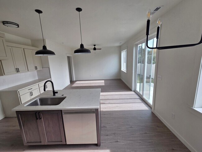 Building Photo - Modern New-Build Duplex in Payette