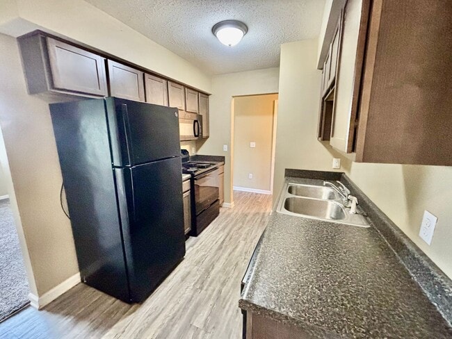 Building Photo - Cozy one bedroom available just in time for the holidays!