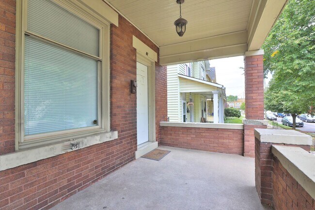 Building Photo - 3 Bedroom , 2 Bath Newly Renovated Townhouse - Right off of High St - FREE Washer / Dryer and Off...