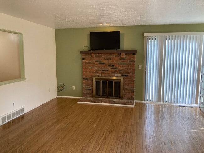 Building Photo - Condo for Rent Richmond Heights