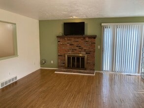 Building Photo - Spacious 3 Bedrooms 4 Bath  Condo with 2 C...