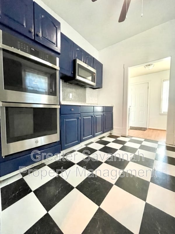 Building Photo - 637 E 39th St