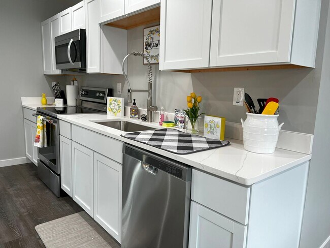Building Photo - Fully Furnished rental with excellent cent...