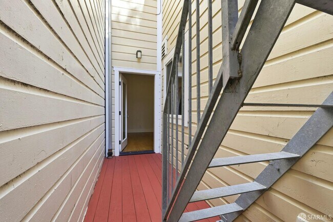 Building Photo - 526 Silver Ave