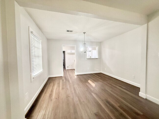 Building Photo - Stunning & Spacious 4/2 Home in Lake Jackson!