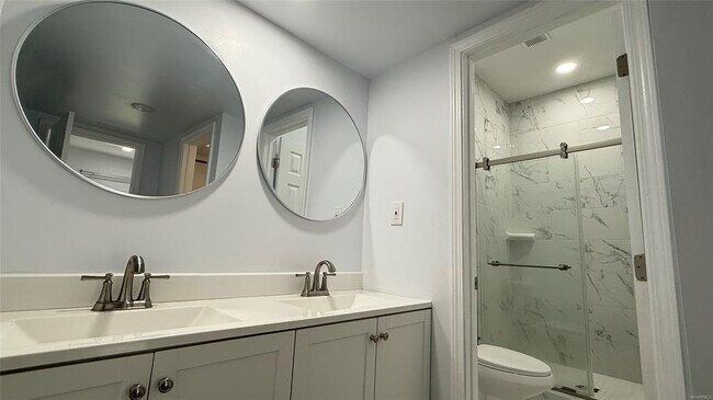 Building Photo - 703 Kingsley Dr