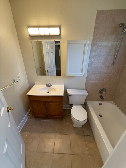 bathroom - 421 S Hyer Ave