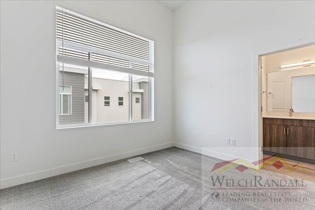 Building Photo - Beautiful 3 Bed 2.5 Bath Townhome in West ...