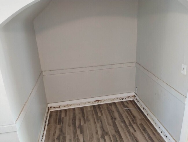 Building Photo - Call 2500 W Oak your next apt.