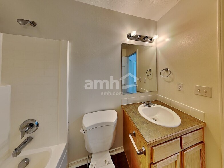 Building Photo - 3261 N Maplestone Ave