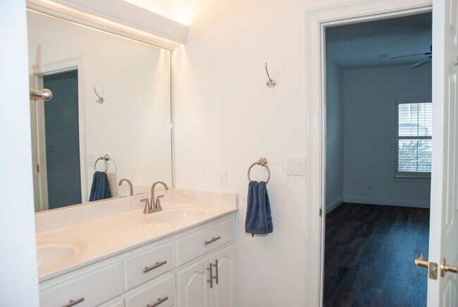 Building Photo - Luxury 3 bedroom 3.5 bath home in GATED community with BOAT SLIP!