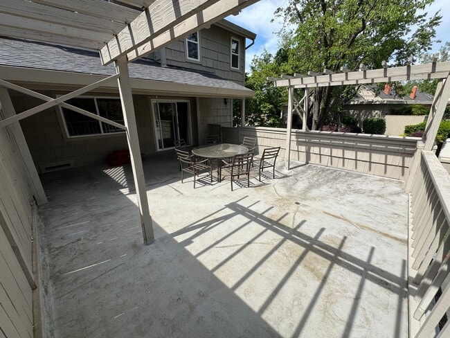 Building Photo - 642 Commons Dr