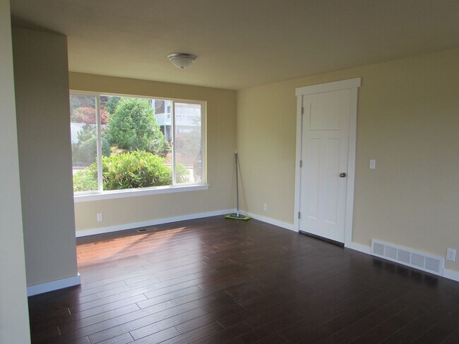 Building Photo - Large 4 Bedroom Edgemoor Home w/ Mother-in-law Suite