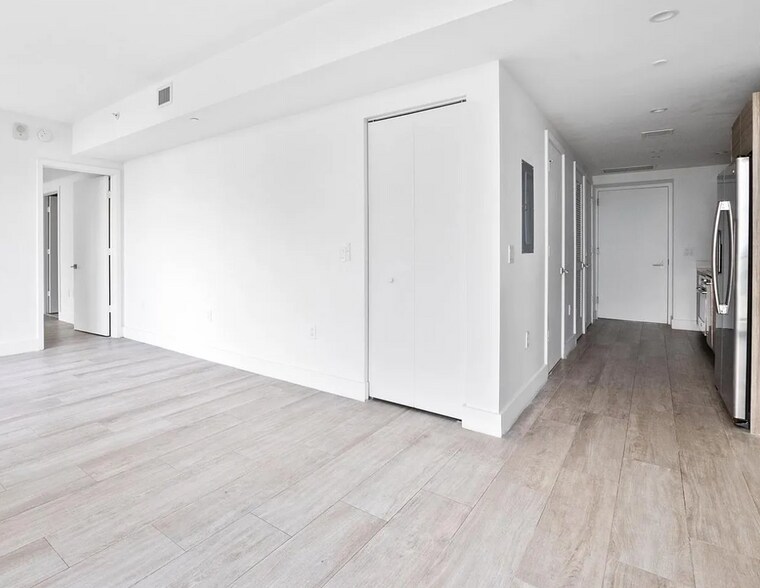 Building Photo - 121 NE 34th St