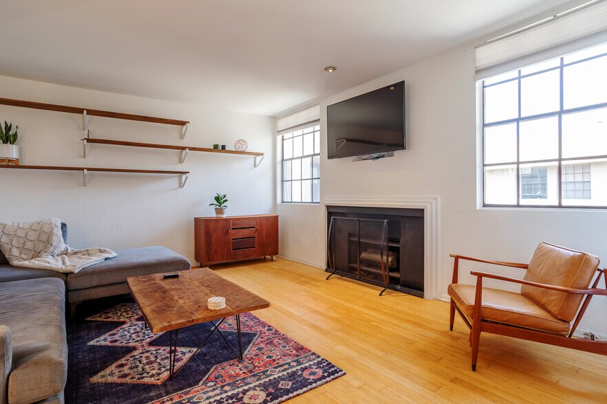 Building Photo - 740 N Kings Rd