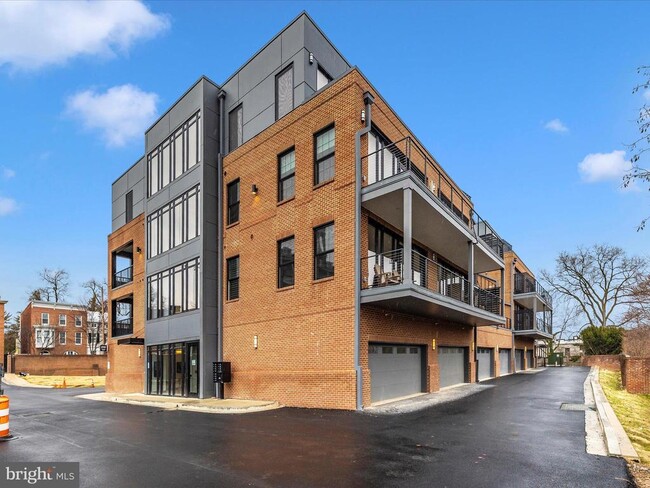 Building Photo - 210 E 2nd St