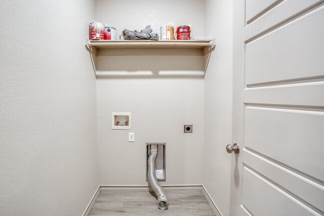 Building Photo - Wonderful Home in Cambridge Way! SPEC!