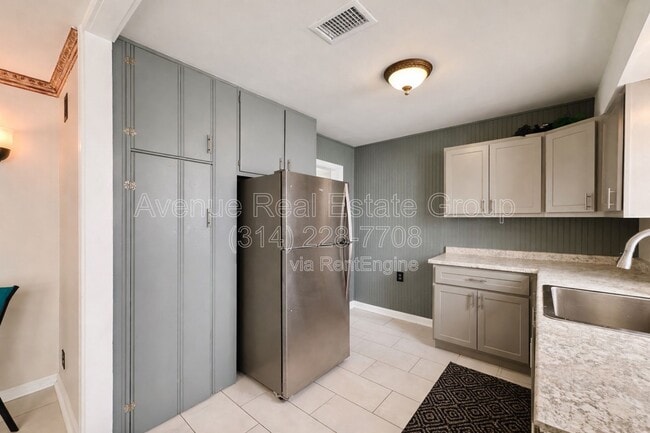 Building Photo - 449 Crest Ave