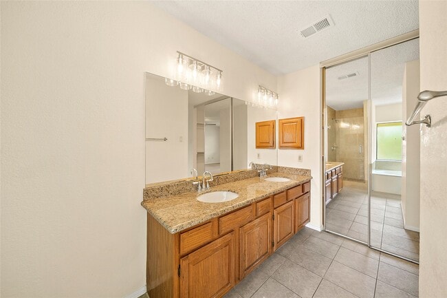 Building Photo - 2206 Greencove Ln