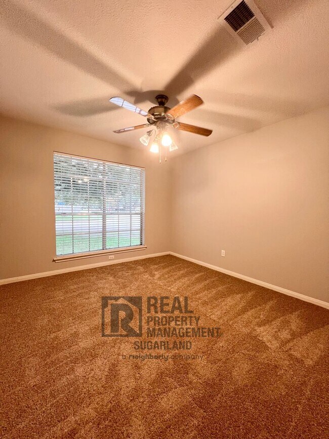 Building Photo - Beautiful One Story Home