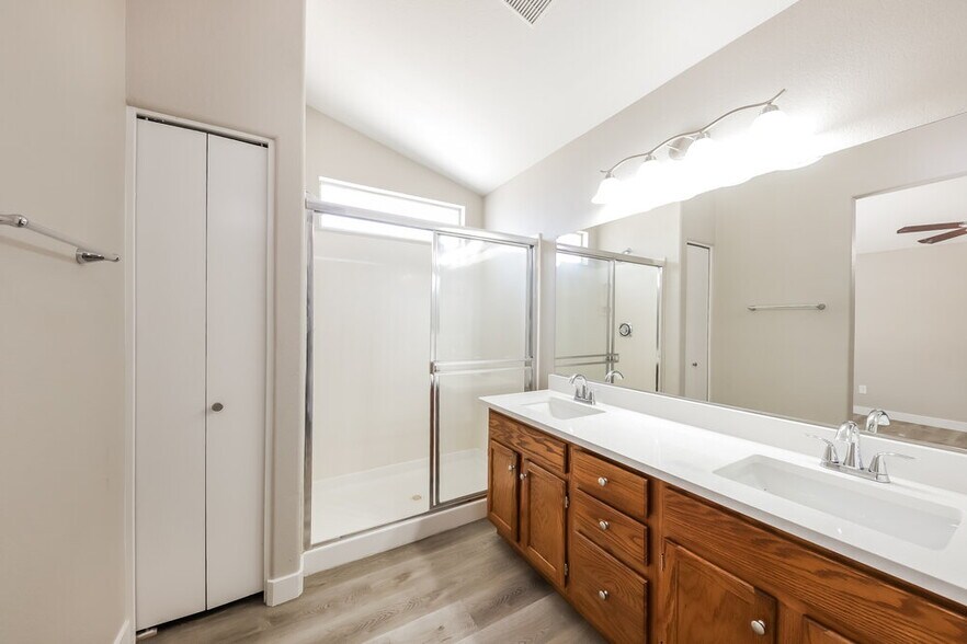 Building Photo - 7533 W Jenan Dr