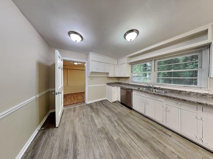 Building Photo - 760 Woodvalley Rd SW