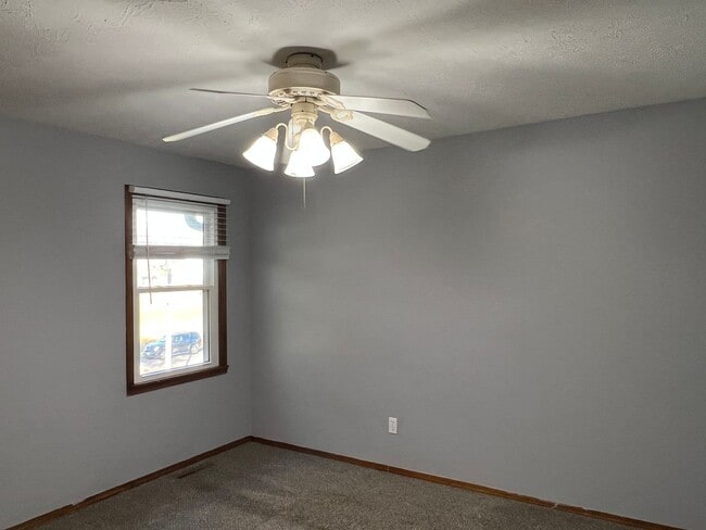 Building Photo - AVAILABLE NOW! Walking Distance to Silver Springs Park