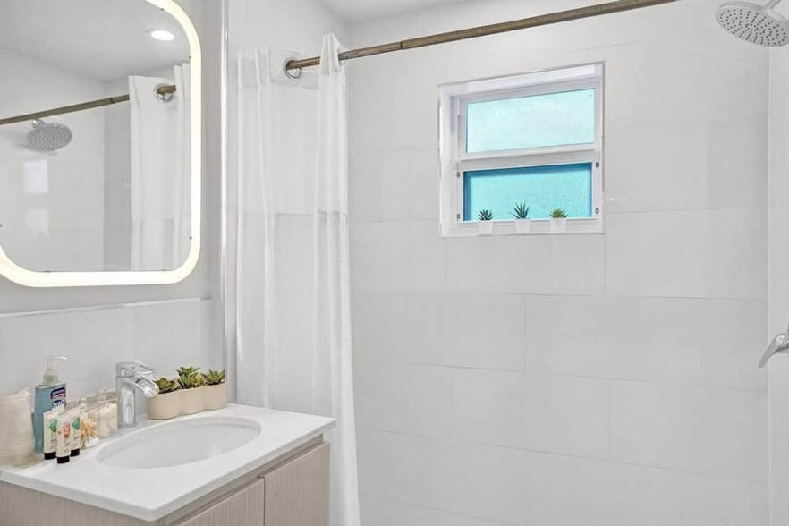 Building Photo - 3020 Seville St