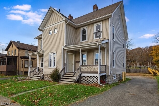 Building Photo - 8 Woodside Ave