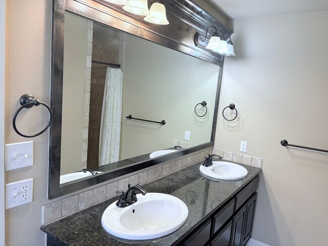 Building Photo - Large four bedroom home in Edmond