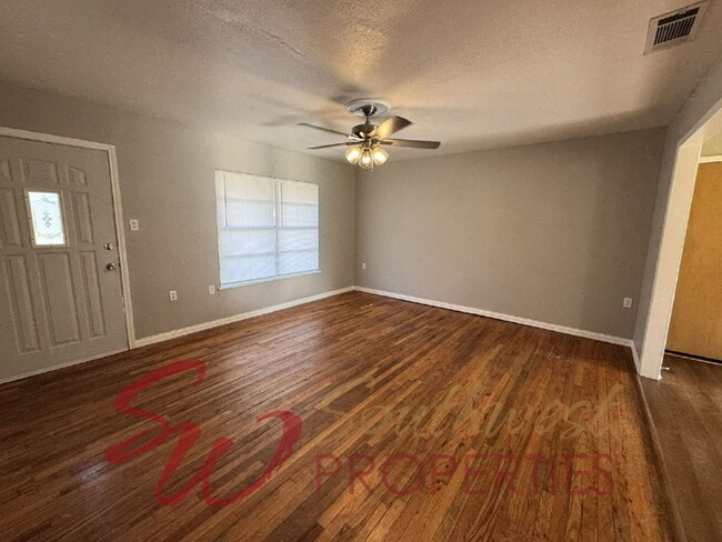 Building Photo - 3 bedroom 1 bath in excellent location!