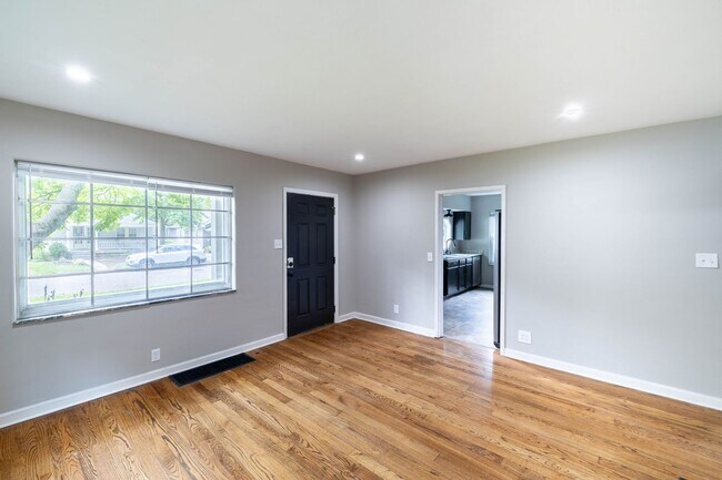 Building Photo - 3 Bed 2 Full Bath Available now at 52nd and Primrose!