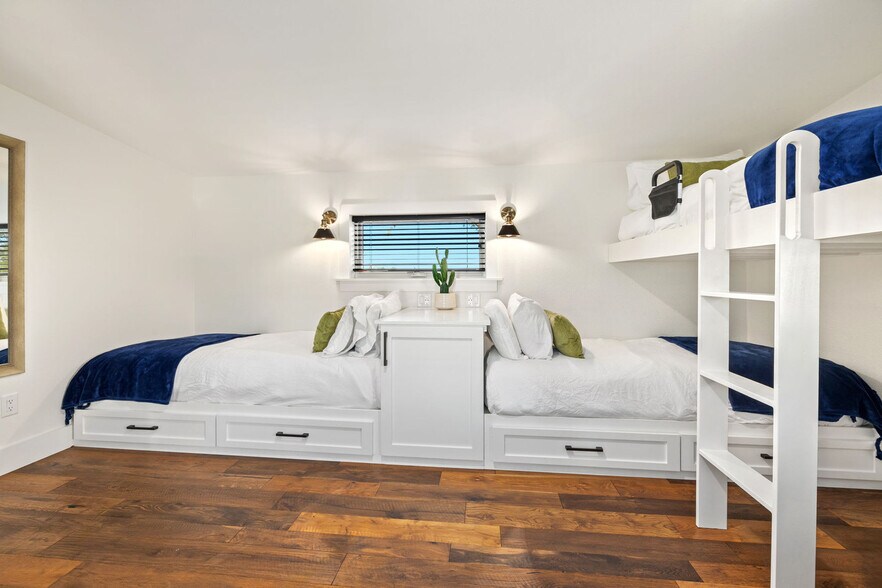 Building Photo - 510 SE Tourmaline Mews