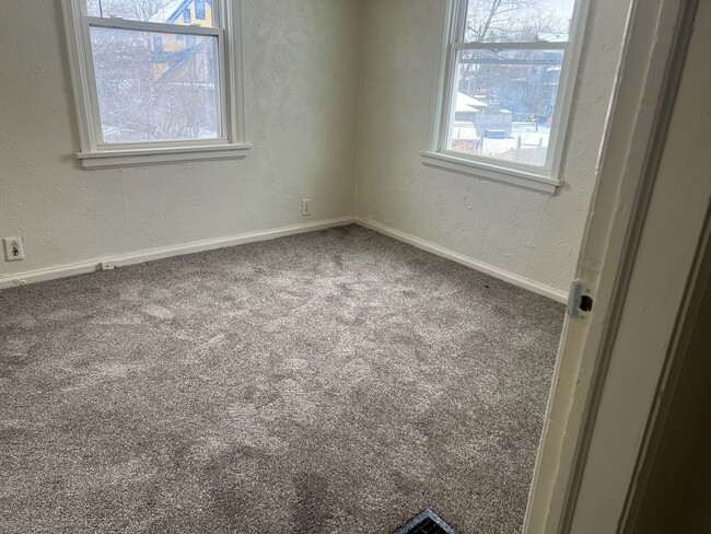 Building Photo - 2bd/1 ba duplex at corner of Colfax and La...