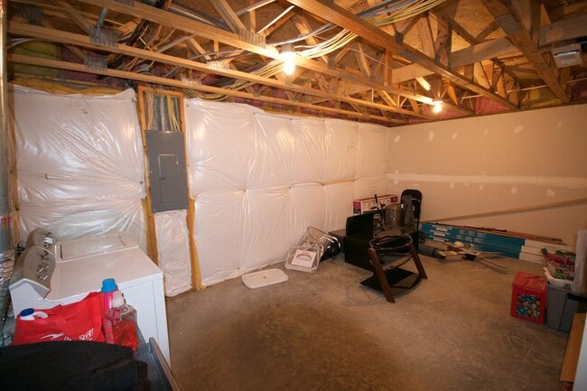 Building Photo - Taylor Spring Townhouse With Garage and Ba...