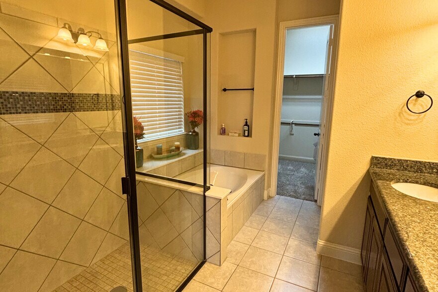 Building Photo - 5547 Lightfoot Ln