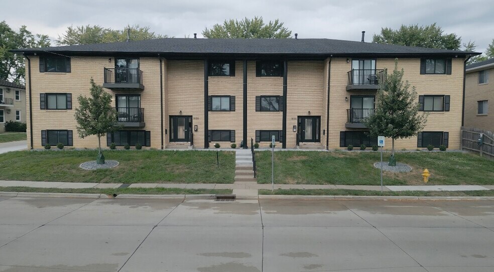 Primary Photo - 1646 W 42nd St