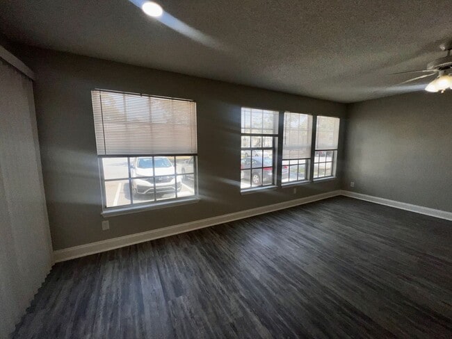 Building Photo - Remodeled 1st floor 2/2 Tradewinds Condo i...