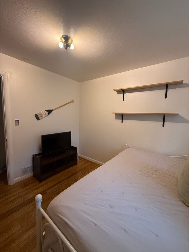 Building Photo - FULLY FURNISHED Midtown Three Bedroom Spac...