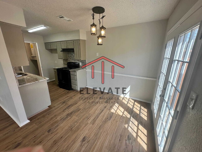 Building Photo - "Charming 2-Bed Townhouse Retreat in North...