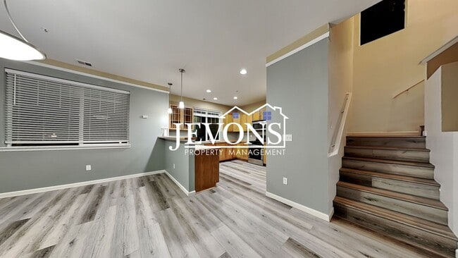 Building Photo - Experience this beautiful SeaTac single-family home with an equipped kitchen, high ceilings, near...