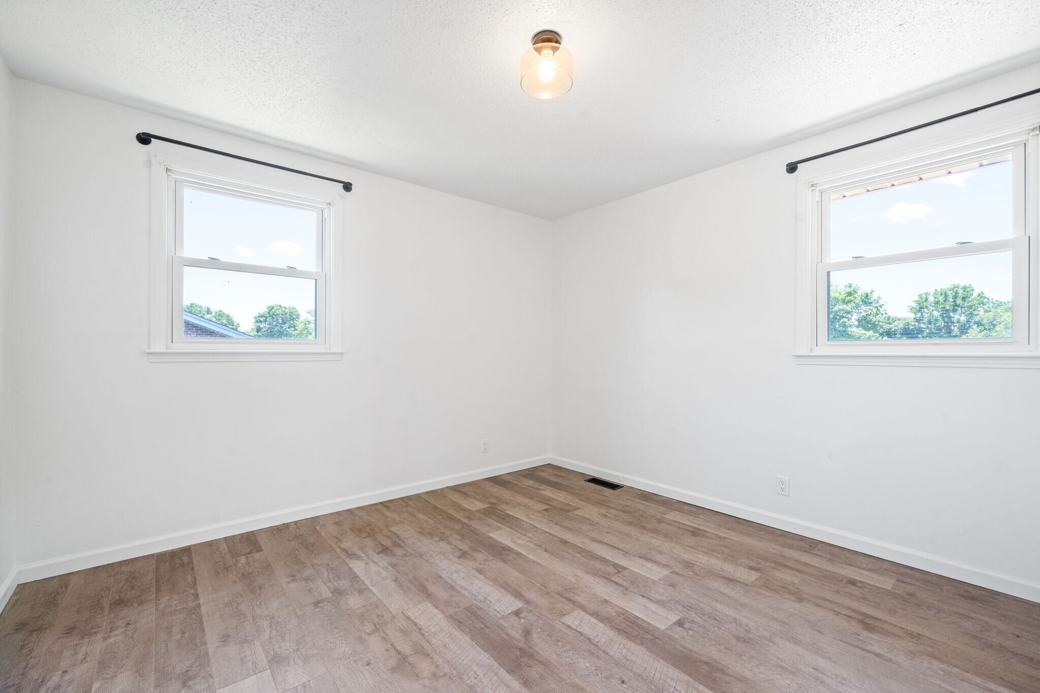 Building Photo - 208 Aster Dr