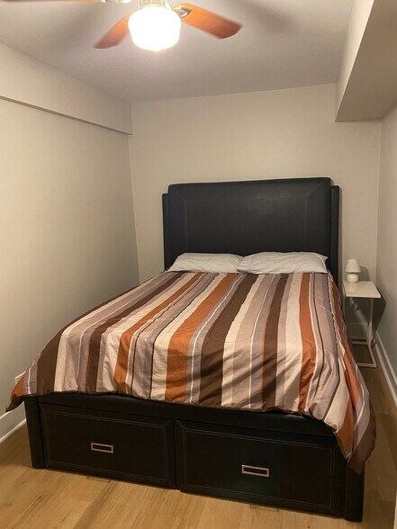 Building Photo - 722 W Wrightwood Ave