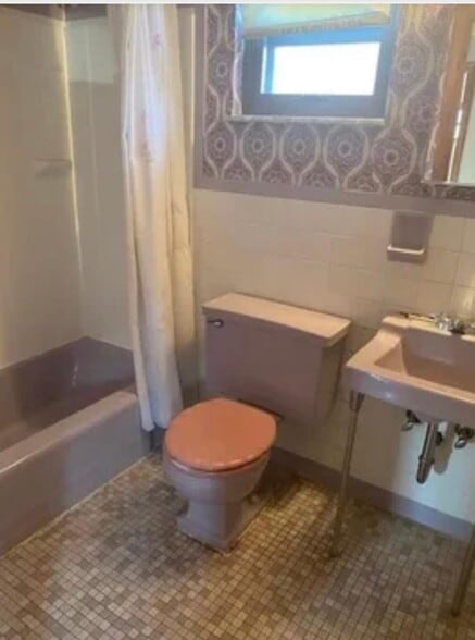 Full Bath with Shower and Tub - 799 Greenfield Ave